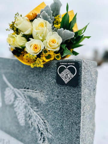 Turning Hearts Grabmedaillon – scannbarer QR-Code – anpassbares Profil – Erinnerungen bewahren – Friedhofs-Tribut – Beileid, Trauer, Gedenktagsgeschenk – wetterfestes Aluminium 