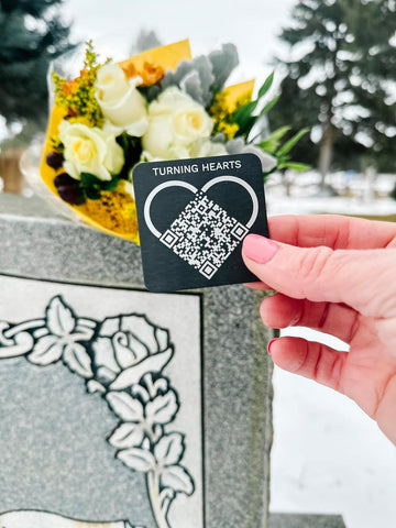 Turning Hearts Grabmedaillon – scannbarer QR-Code – anpassbares Profil – Erinnerungen bewahren – Friedhofs-Tribut – Beileid, Trauer, Gedenktagsgeschenk – wetterfestes Aluminium 